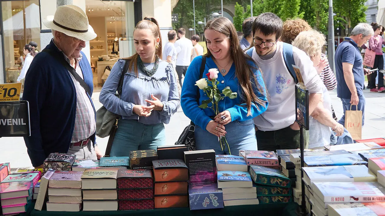 Feria del D&iacute;a del Libro y de la Flor 2026 en la avenida Carlos III de Pamplona. I&Ntilde;IGO ALZUGARAY