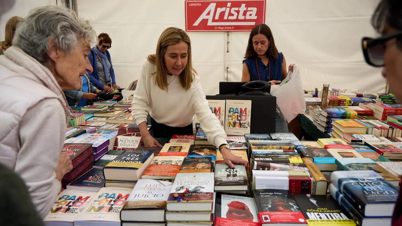 Feria del D&iacute;a del Libro y de la Flor 2026 en la avenida Carlos III de Pamplona. I&Ntilde;IGO ALZUGARAY