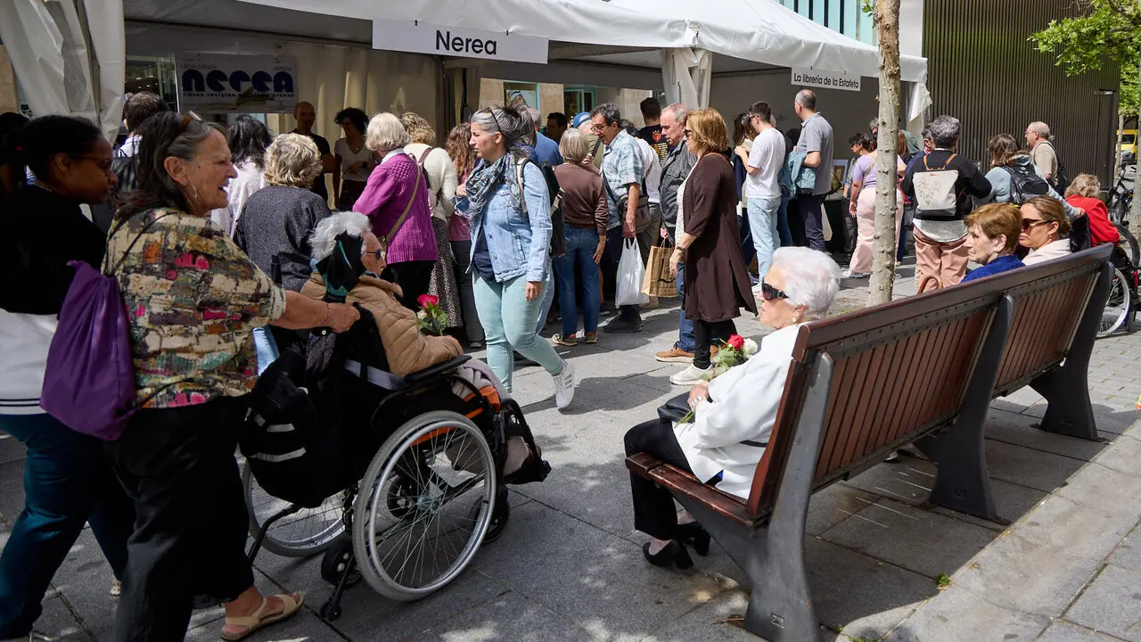 Feria del D&iacute;a del Libro y de la Flor 2026 en la avenida Carlos III de Pamplona. I&Ntilde;IGO ALZUGARAY
