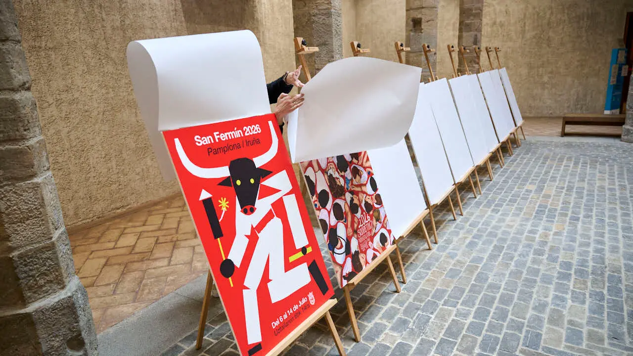 La concejala delegada de Cultura, Fiestas y Deporte, Maider Beloki, el director del &aacute;rea, &Iacute;&ntilde;igo G&oacute;mez, y las personas que han integrado el jurado t&eacute;cnico presentan las diez obras finalistas del concurso de carteles de San Ferm&iacute;n 2026. PABLO LASAOSA