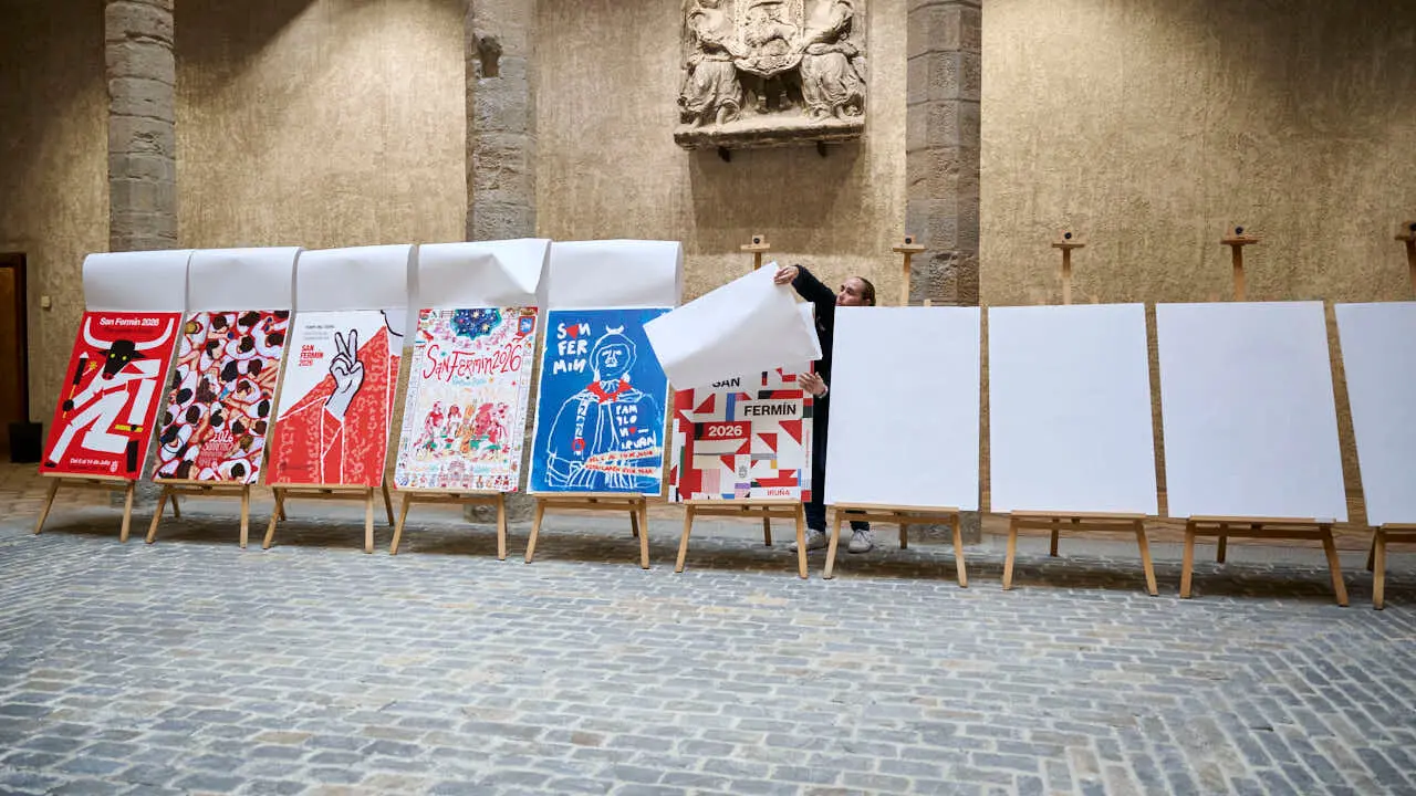 La concejala delegada de Cultura, Fiestas y Deporte, Maider Beloki, el director del &aacute;rea, &Iacute;&ntilde;igo G&oacute;mez, y las personas que han integrado el jurado t&eacute;cnico presentan las diez obras finalistas del concurso de carteles de San Ferm&iacute;n 2026. PABLO LASAOSA