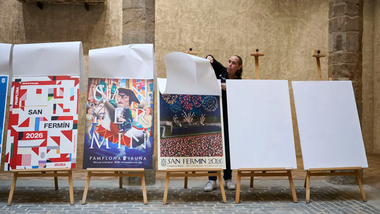 La concejala delegada de Cultura, Fiestas y Deporte, Maider Beloki, el director del &aacute;rea, &Iacute;&ntilde;igo G&oacute;mez, y las personas que han integrado el jurado t&eacute;cnico presentan las diez obras finalistas del concurso de carteles de San Ferm&iacute;n 2026. PABLO LASAOSA