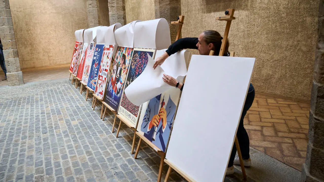 La concejala delegada de Cultura, Fiestas y Deporte, Maider Beloki, el director del &aacute;rea, &Iacute;&ntilde;igo G&oacute;mez, y las personas que han integrado el jurado t&eacute;cnico presentan las diez obras finalistas del concurso de carteles de San Ferm&iacute;n 2026. PABLO LASAOSA