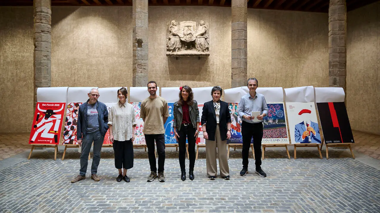 La concejala delegada de Cultura, Fiestas y Deporte, Maider Beloki, el director del &aacute;rea, &Iacute;&ntilde;igo G&oacute;mez, y las personas que han integrado el jurado t&eacute;cnico presentan las diez obras finalistas del concurso de carteles de San Ferm&iacute;n 2026. PABLO LASAOSA
