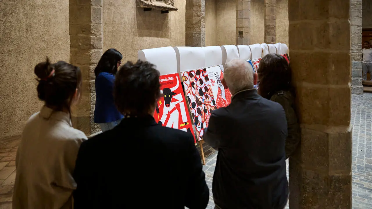La concejala delegada de Cultura, Fiestas y Deporte, Maider Beloki, el director del &aacute;rea, &Iacute;&ntilde;igo G&oacute;mez, y las personas que han integrado el jurado t&eacute;cnico presentan las diez obras finalistas del concurso de carteles de San Ferm&iacute;n 2026. PABLO LASAOSA