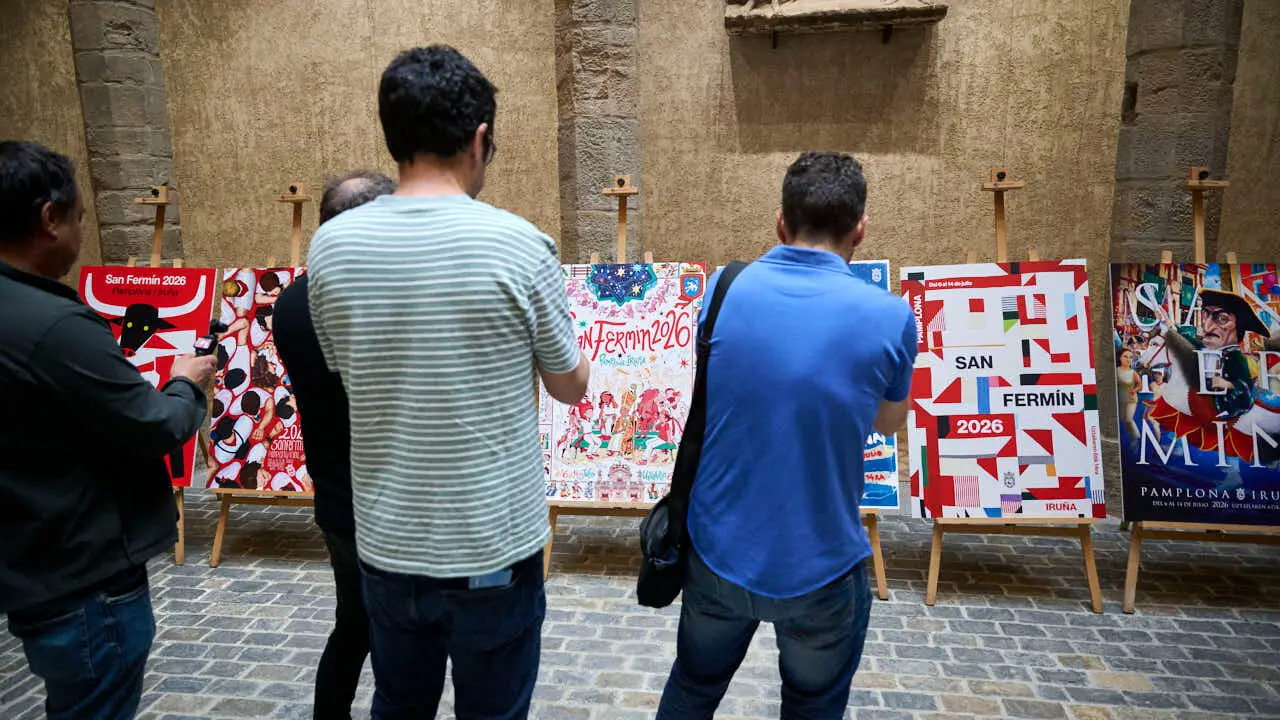 La concejala delegada de Cultura, Fiestas y Deporte, Maider Beloki, el director del &aacute;rea, &Iacute;&ntilde;igo G&oacute;mez, y las personas que han integrado el jurado t&eacute;cnico presentan las diez obras finalistas del concurso de carteles de San Ferm&iacute;n 2026. PABLO LASAOSA