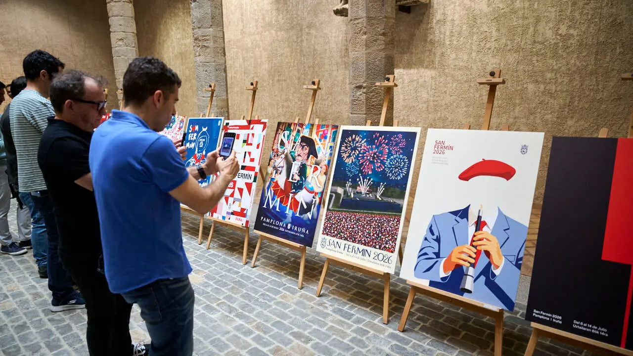 La concejala delegada de Cultura, Fiestas y Deporte, Maider Beloki, el director del &aacute;rea, &Iacute;&ntilde;igo G&oacute;mez, y las personas que han integrado el jurado t&eacute;cnico presentan las diez obras finalistas del concurso de carteles de San Ferm&iacute;n 2026. PABLO LASAOSA