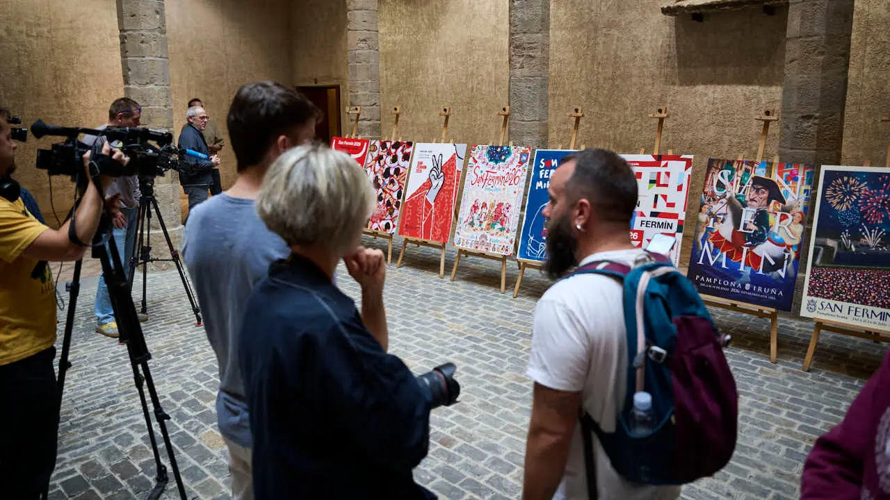 La concejala delegada de Cultura, Fiestas y Deporte, Maider Beloki, el director del &aacute;rea, &Iacute;&ntilde;igo G&oacute;mez, y las personas que han integrado el jurado t&eacute;cnico presentan las diez obras finalistas del concurso de carteles de San Ferm&iacute;n 2026. PABLO LASAOSA