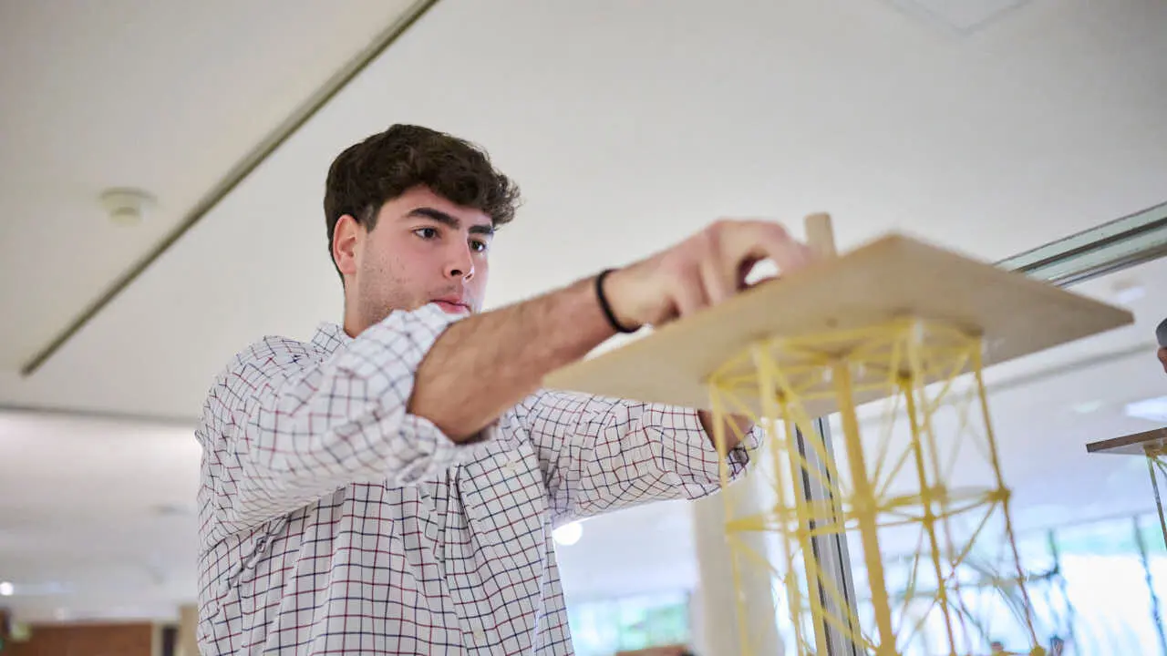 Concurso nacional de estructuras con espaguetis. Escuela de Arquitectura de la Universidad de Navarra. PABLO LASAOSA