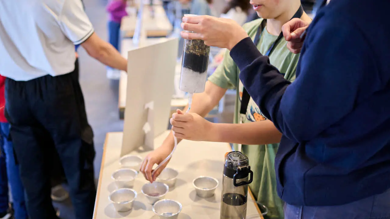 Feria de ciencia y tecnolog&iacute;a joven con la participaci&oacute;n de 227 estudiantes distribuidos en 51 proyectos, procedentes de 15 centros educativos de toda la Comunidad Foral. PABLO LASAOSA