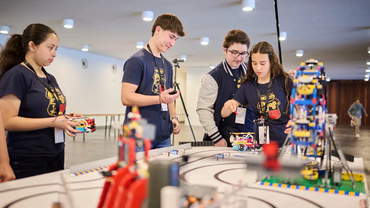 Feria de ciencia y tecnolog&iacute;a joven con la participaci&oacute;n de 227 estudiantes distribuidos en 51 proyectos, procedentes de 15 centros educativos de toda la Comunidad Foral. PABLO LASAOSA