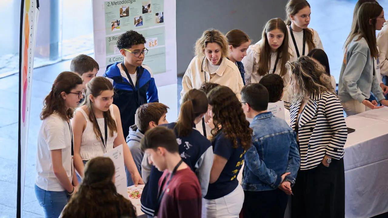 Feria de ciencia y tecnolog&iacute;a joven con la participaci&oacute;n de 227 estudiantes distribuidos en 51 proyectos, procedentes de 15 centros educativos de toda la Comunidad Foral. PABLO LASAOSA