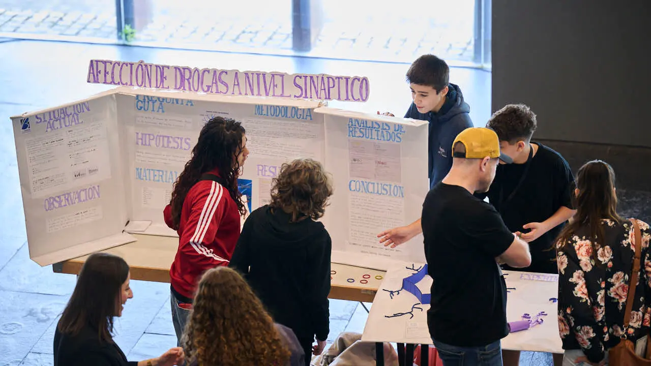 Feria de ciencia y tecnolog&iacute;a joven con la participaci&oacute;n de 227 estudiantes distribuidos en 51 proyectos, procedentes de 15 centros educativos de toda la Comunidad Foral. PABLO LASAOSA