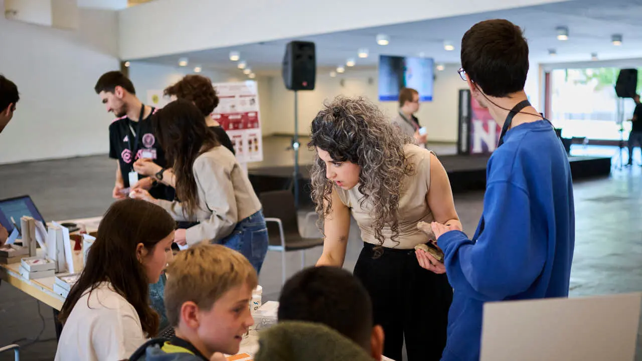 Feria de ciencia y tecnolog&iacute;a joven con la participaci&oacute;n de 227 estudiantes distribuidos en 51 proyectos, procedentes de 15 centros educativos de toda la Comunidad Foral. PABLO LASAOSA