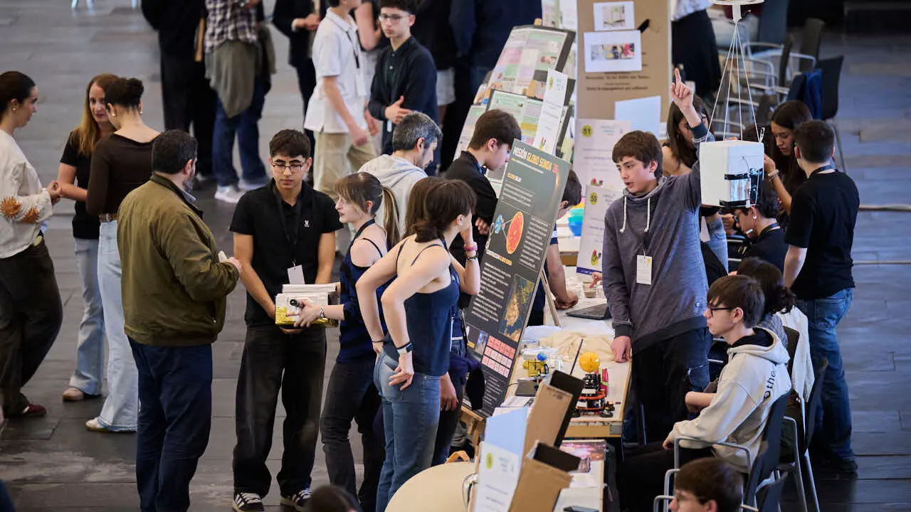 Feria de ciencia y tecnolog&iacute;a joven con la participaci&oacute;n de 227 estudiantes distribuidos en 51 proyectos, procedentes de 15 centros educativos de toda la Comunidad Foral. PABLO LASAOSA