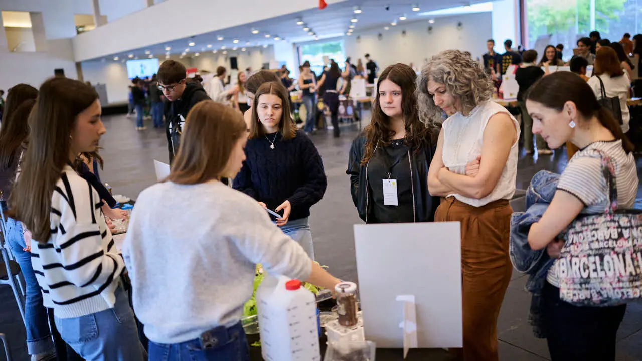 Feria de ciencia y tecnolog&iacute;a joven con la participaci&oacute;n de 227 estudiantes distribuidos en 51 proyectos, procedentes de 15 centros educativos de toda la Comunidad Foral. PABLO LASAOSA