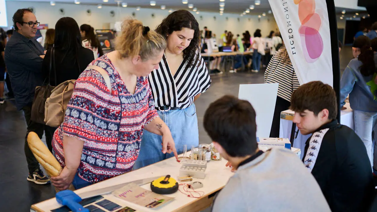Feria de ciencia y tecnolog&iacute;a joven con la participaci&oacute;n de 227 estudiantes distribuidos en 51 proyectos, procedentes de 15 centros educativos de toda la Comunidad Foral. PABLO LASAOSA