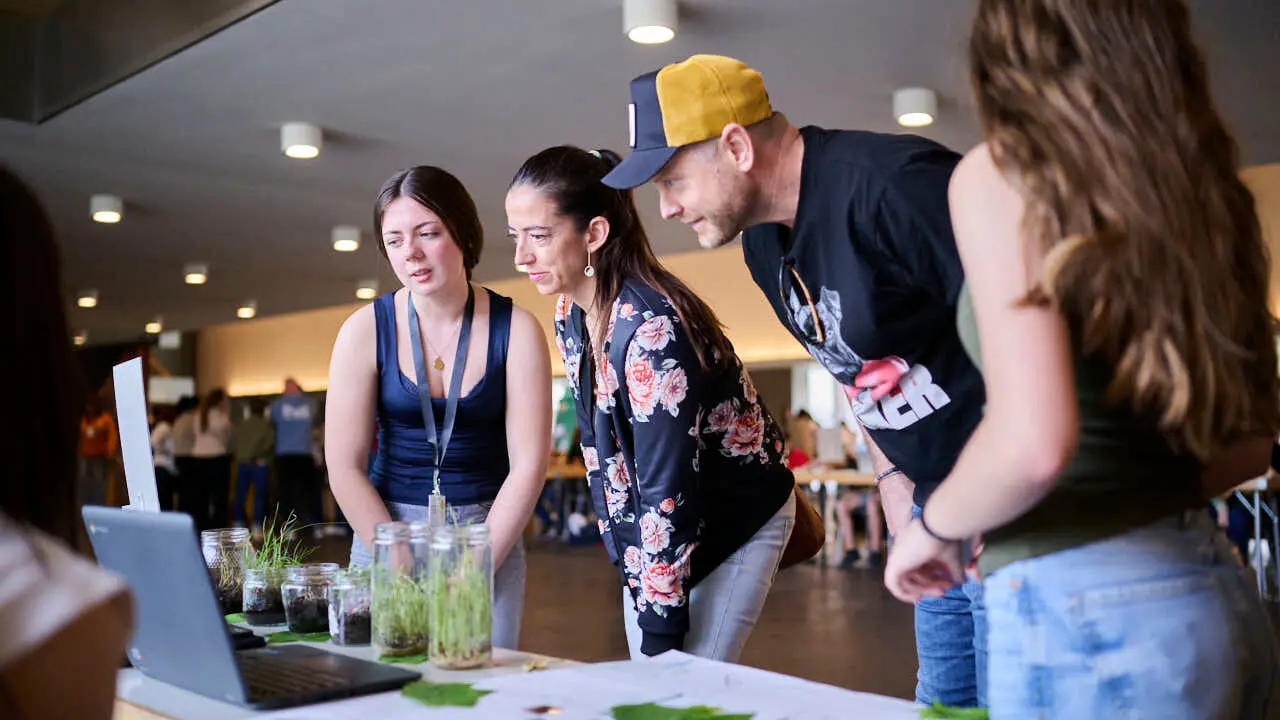 Feria de ciencia y tecnolog&iacute;a joven con la participaci&oacute;n de 227 estudiantes distribuidos en 51 proyectos, procedentes de 15 centros educativos de toda la Comunidad Foral. PABLO LASAOSA