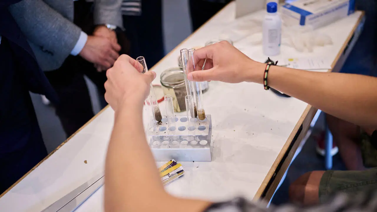 Feria de ciencia y tecnolog&iacute;a joven con la participaci&oacute;n de 227 estudiantes distribuidos en 51 proyectos, procedentes de 15 centros educativos de toda la Comunidad Foral. PABLO LASAOSA