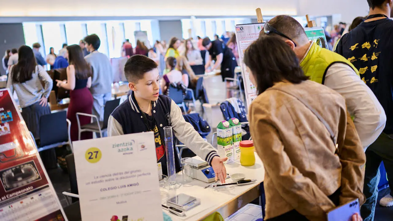 Feria de ciencia y tecnolog&iacute;a joven con la participaci&oacute;n de 227 estudiantes distribuidos en 51 proyectos, procedentes de 15 centros educativos de toda la Comunidad Foral. PABLO LASAOSA