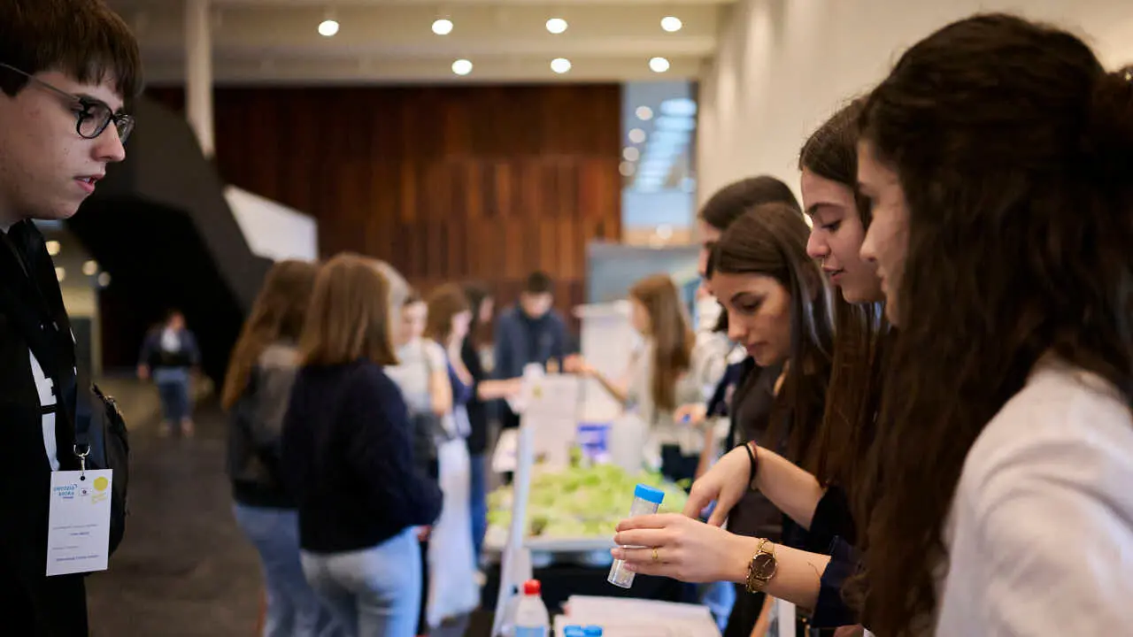 Feria de ciencia y tecnolog&iacute;a joven con la participaci&oacute;n de 227 estudiantes distribuidos en 51 proyectos, procedentes de 15 centros educativos de toda la Comunidad Foral. PABLO LASAOSA