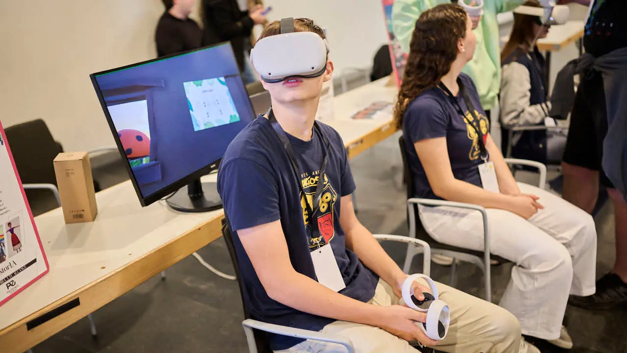 Feria de ciencia y tecnolog&iacute;a joven con la participaci&oacute;n de 227 estudiantes distribuidos en 51 proyectos, procedentes de 15 centros educativos de toda la Comunidad Foral. PABLO LASAOSA