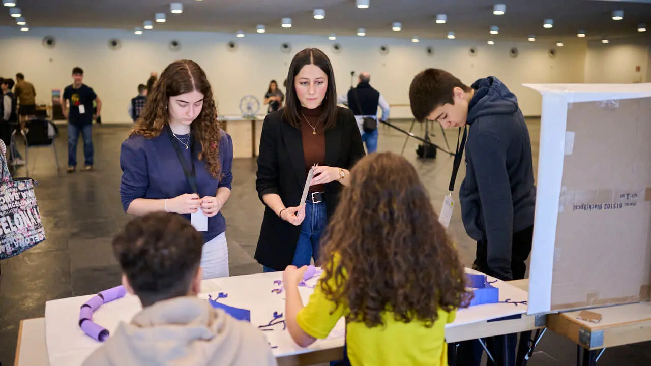 Feria de ciencia y tecnolog&iacute;a joven con la participaci&oacute;n de 227 estudiantes distribuidos en 51 proyectos, procedentes de 15 centros educativos de toda la Comunidad Foral. PABLO LASAOSA