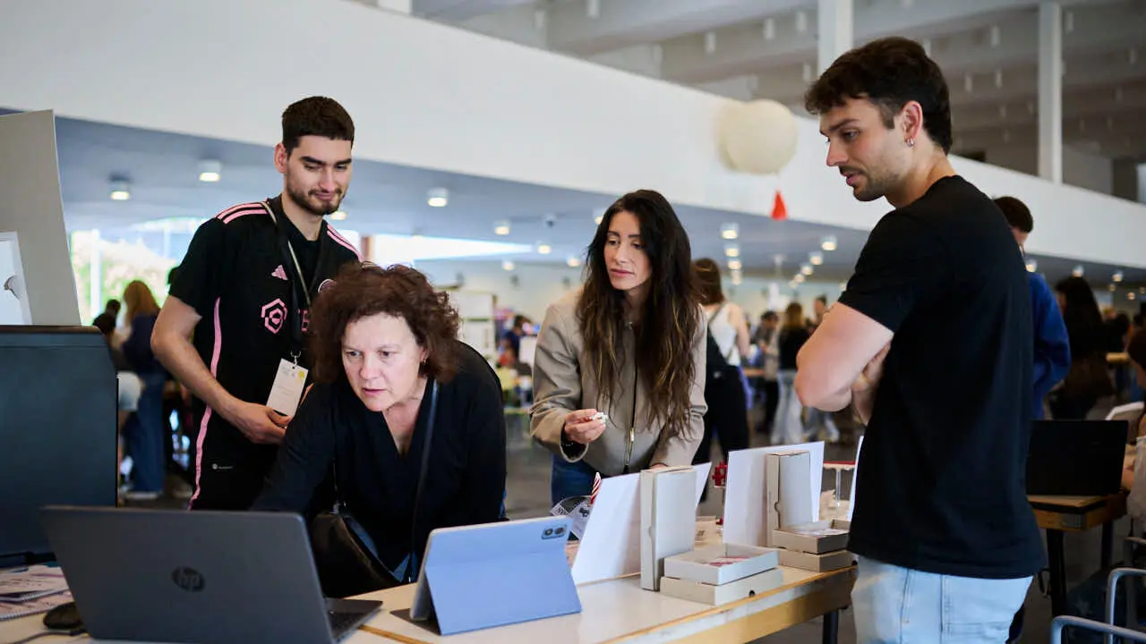 Feria de ciencia y tecnolog&iacute;a joven con la participaci&oacute;n de 227 estudiantes distribuidos en 51 proyectos, procedentes de 15 centros educativos de toda la Comunidad Foral. PABLO LASAOSA