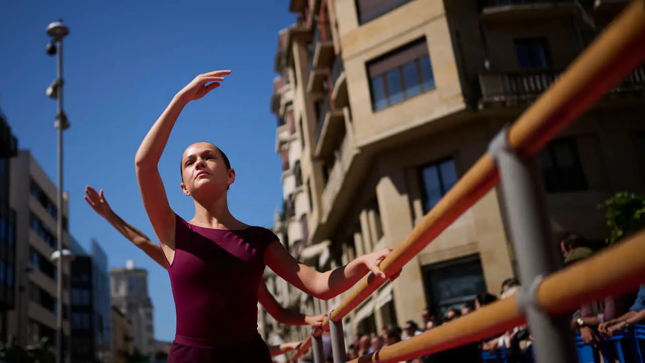 El alumnado de las escuelas que componen la Asociaci&oacute;n Haizea de Navarra realiza una serie de exhibiciones de distintos estilos y niveles para celebrar el D&iacute;a Internacional de la Danza. PABLO LASAOSA