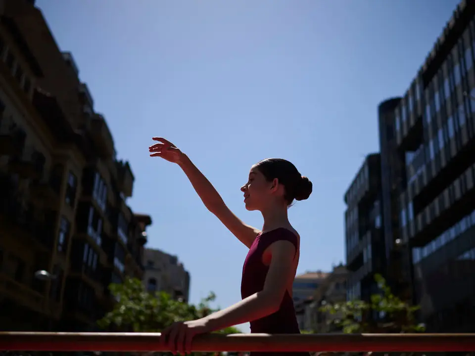 El alumnado de las escuelas que componen la Asociaci&oacute;n Haizea de Navarra realiza una serie de exhibiciones de distintos estilos y niveles para celebrar el D&iacute;a Internacional de la Danza. PABLO LASAOSA