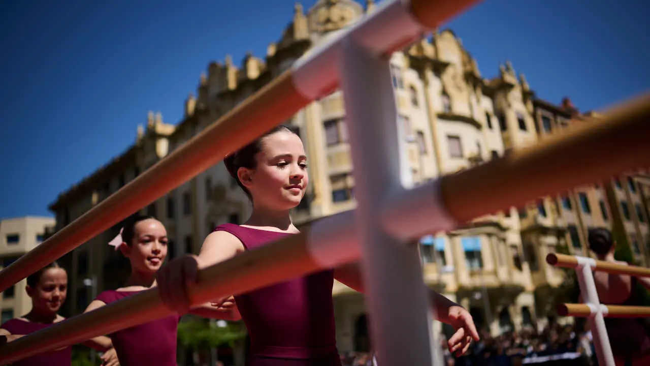 El alumnado de las escuelas que componen la Asociaci&oacute;n Haizea de Navarra realiza una serie de exhibiciones de distintos estilos y niveles para celebrar el D&iacute;a Internacional de la Danza. PABLO LASAOSA