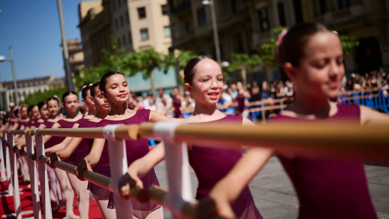 El alumnado de las escuelas que componen la Asociaci&oacute;n Haizea de Navarra realiza una serie de exhibiciones de distintos estilos y niveles para celebrar el D&iacute;a Internacional de la Danza. PABLO LASAOSA