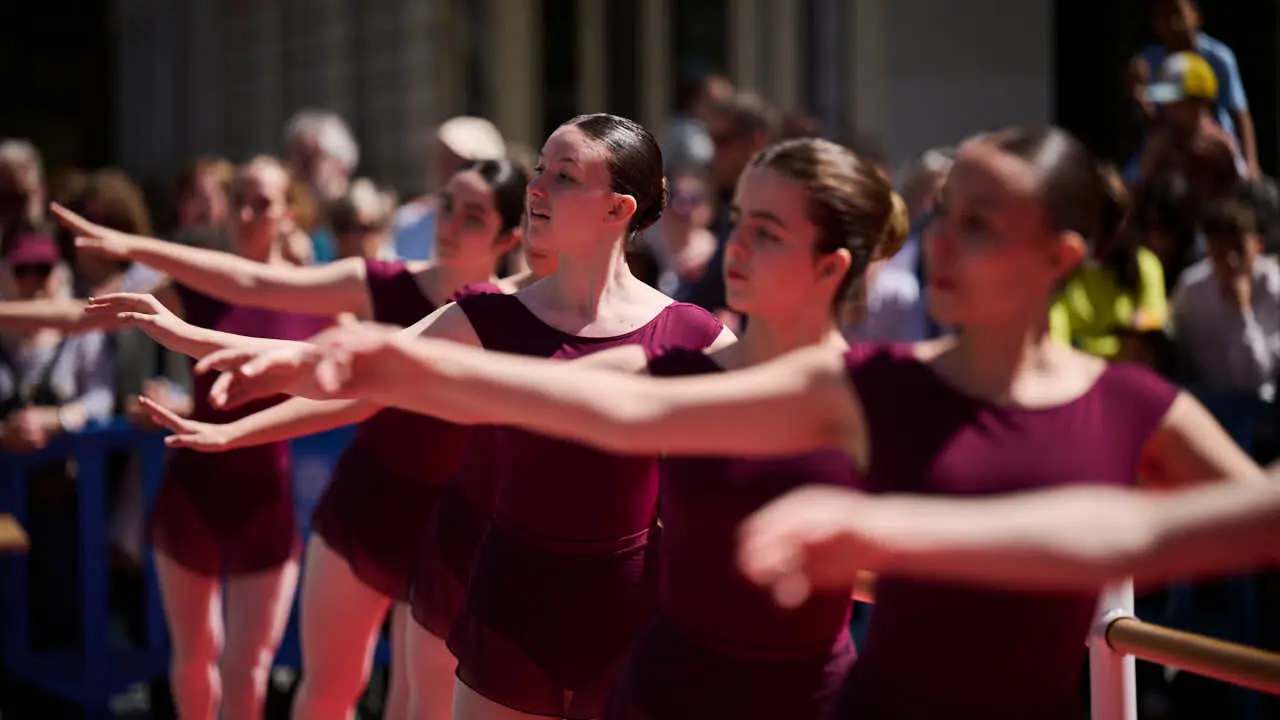 El alumnado de las escuelas que componen la Asociaci&oacute;n Haizea de Navarra realiza una serie de exhibiciones de distintos estilos y niveles para celebrar el D&iacute;a Internacional de la Danza. PABLO LASAOSA