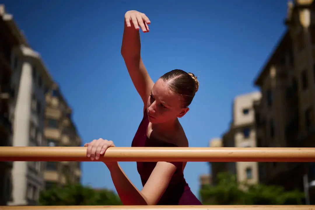 El alumnado de las escuelas que componen la Asociaci&oacute;n Haizea de Navarra realiza una serie de exhibiciones de distintos estilos y niveles para celebrar el D&iacute;a Internacional de la Danza. PABLO LASAOSA
