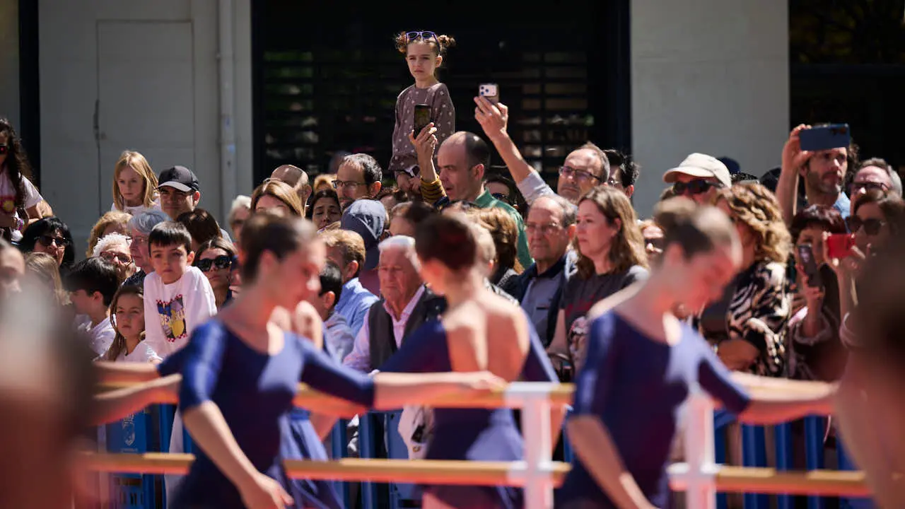 El alumnado de las escuelas que componen la Asociaci&oacute;n Haizea de Navarra realiza una serie de exhibiciones de distintos estilos y niveles para celebrar el D&iacute;a Internacional de la Danza. PABLO LASAOSA