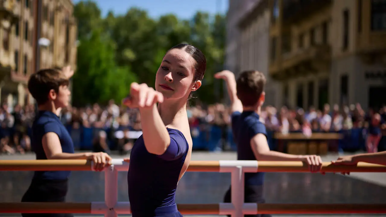 El alumnado de las escuelas que componen la Asociaci&oacute;n Haizea de Navarra realiza una serie de exhibiciones de distintos estilos y niveles para celebrar el D&iacute;a Internacional de la Danza. PABLO LASAOSA