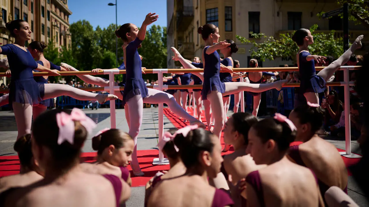 El alumnado de las escuelas que componen la Asociaci&oacute;n Haizea de Navarra realiza una serie de exhibiciones de distintos estilos y niveles para celebrar el D&iacute;a Internacional de la Danza. PABLO LASAOSA