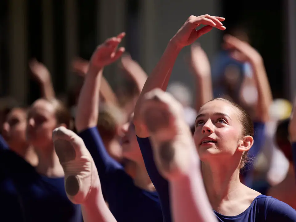 El alumnado de las escuelas que componen la Asociaci&oacute;n Haizea de Navarra realiza una serie de exhibiciones de distintos estilos y niveles para celebrar el D&iacute;a Internacional de la Danza. PABLO LASAOSA