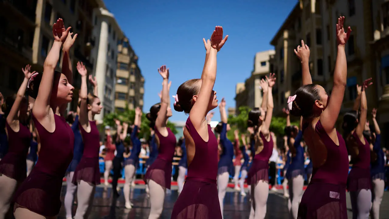 El alumnado de las escuelas que componen la Asociaci&oacute;n Haizea de Navarra realiza una serie de exhibiciones de distintos estilos y niveles para celebrar el D&iacute;a Internacional de la Danza. PABLO LASAOSA