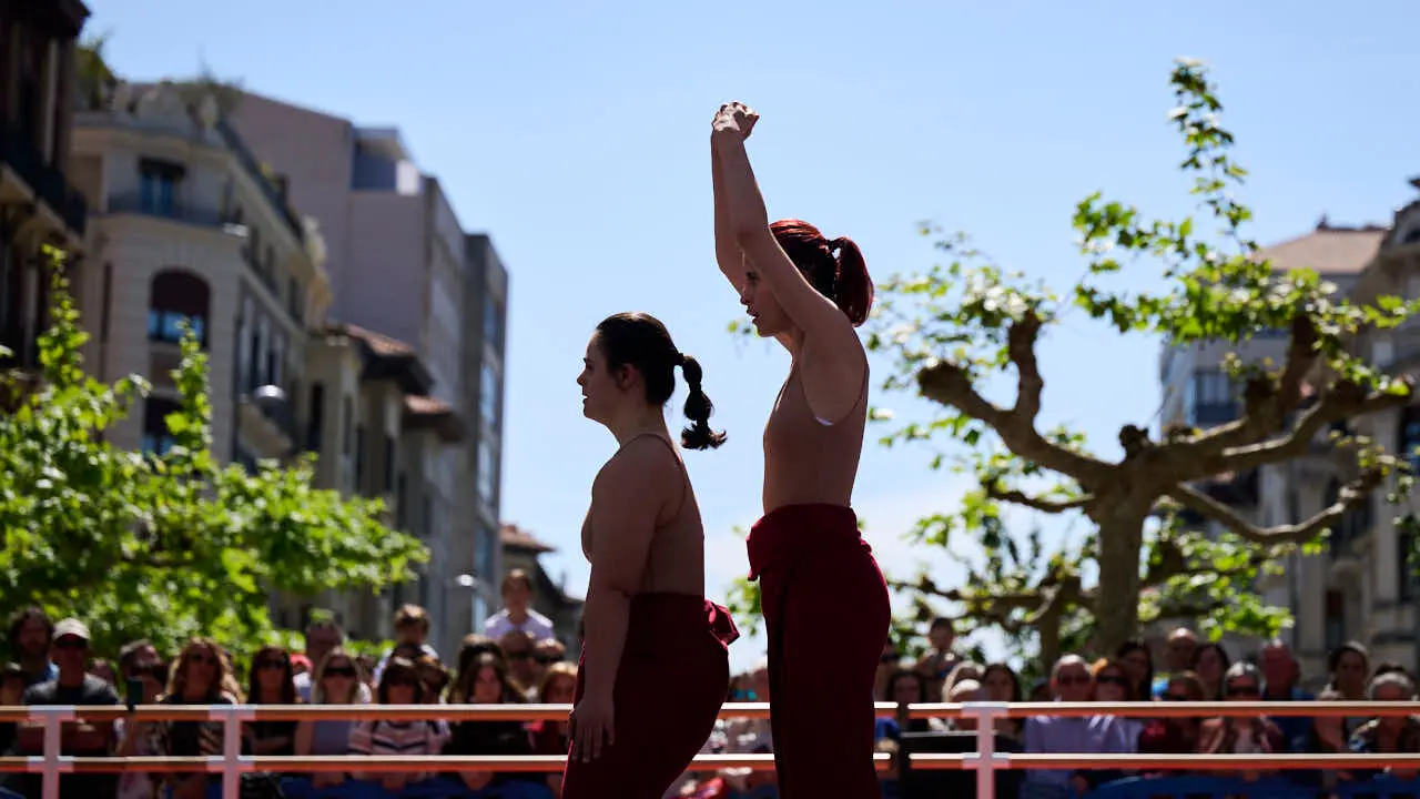 El alumnado de las escuelas que componen la Asociaci&oacute;n Haizea de Navarra realiza una serie de exhibiciones de distintos estilos y niveles para celebrar el D&iacute;a Internacional de la Danza. PABLO LASAOSA
