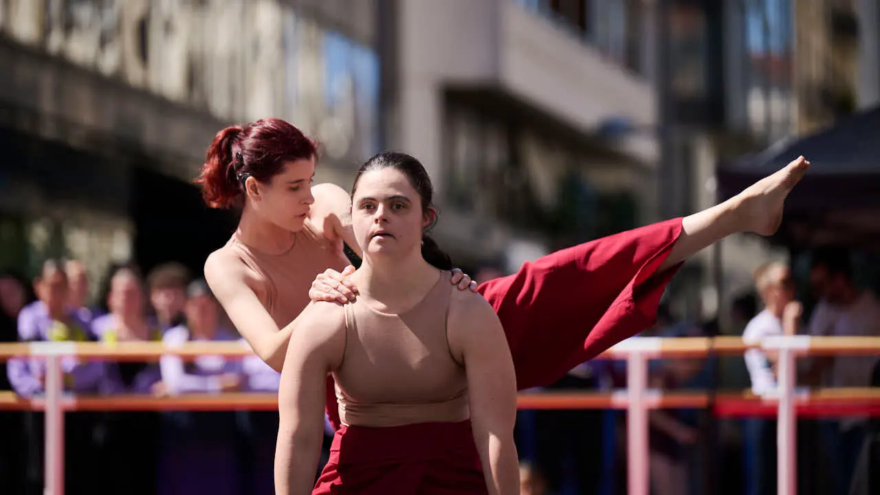 El alumnado de las escuelas que componen la Asociaci&oacute;n Haizea de Navarra realiza una serie de exhibiciones de distintos estilos y niveles para celebrar el D&iacute;a Internacional de la Danza. PABLO LASAOSA