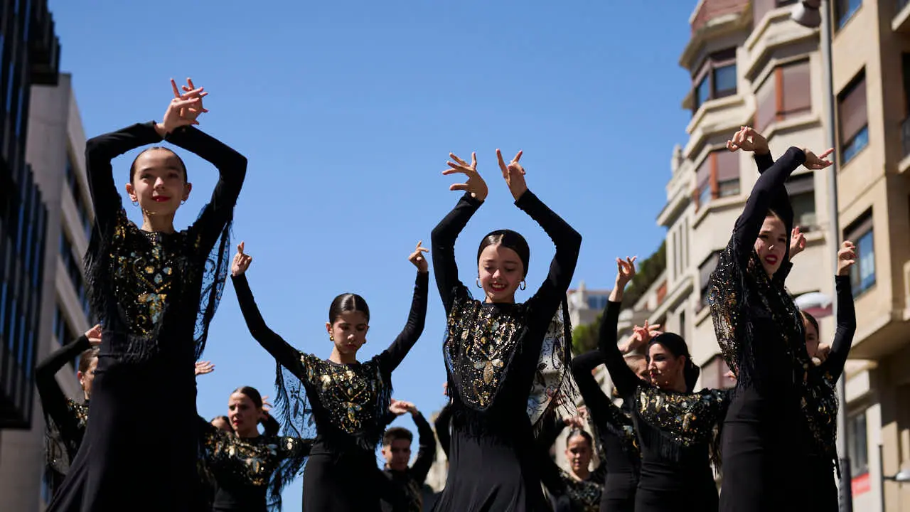 El alumnado de las escuelas que componen la Asociaci&oacute;n Haizea de Navarra realiza una serie de exhibiciones de distintos estilos y niveles para celebrar el D&iacute;a Internacional de la Danza. PABLO LASAOSA