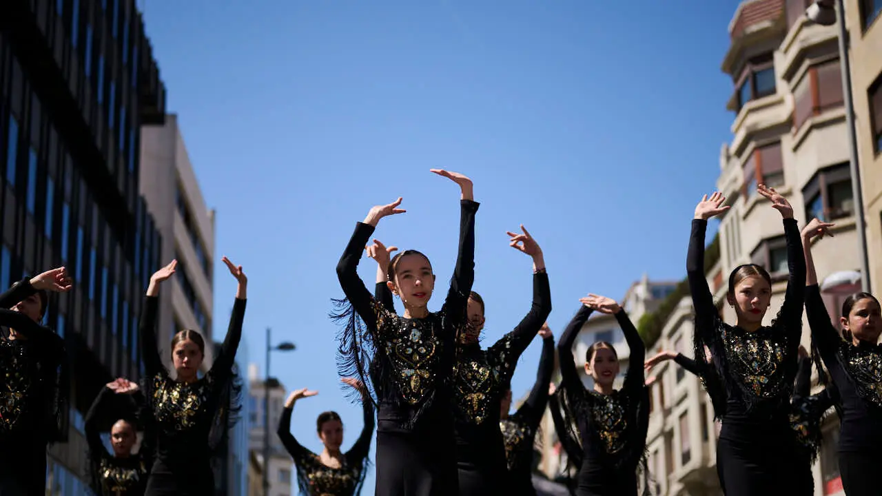 El alumnado de las escuelas que componen la Asociaci&oacute;n Haizea de Navarra realiza una serie de exhibiciones de distintos estilos y niveles para celebrar el D&iacute;a Internacional de la Danza. PABLO LASAOSA