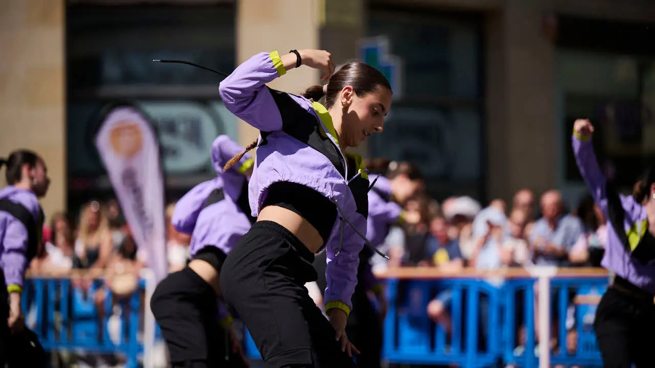 El alumnado de las escuelas que componen la Asociaci&oacute;n Haizea de Navarra realiza una serie de exhibiciones de distintos estilos y niveles para celebrar el D&iacute;a Internacional de la Danza. PABLO LASAOSA