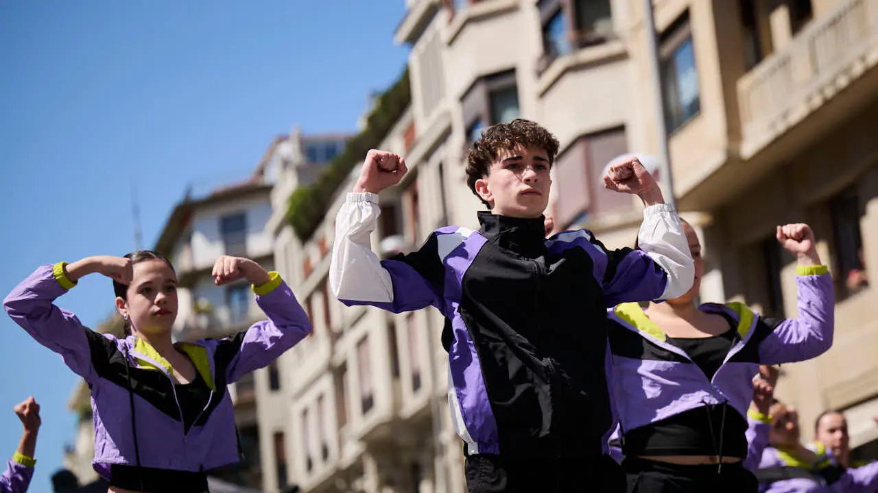 El alumnado de las escuelas que componen la Asociaci&oacute;n Haizea de Navarra realiza una serie de exhibiciones de distintos estilos y niveles para celebrar el D&iacute;a Internacional de la Danza. PABLO LASAOSA