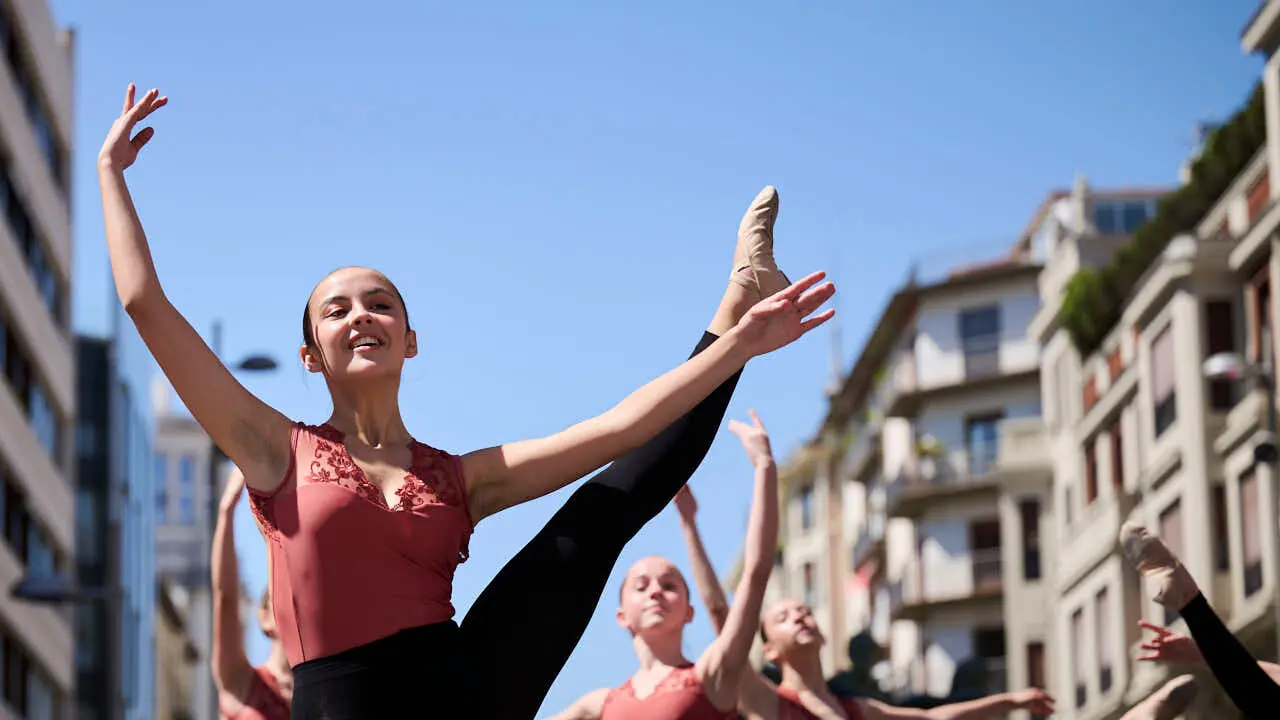 El alumnado de las escuelas que componen la Asociaci&oacute;n Haizea de Navarra realiza una serie de exhibiciones de distintos estilos y niveles para celebrar el D&iacute;a Internacional de la Danza. PABLO LASAOSA