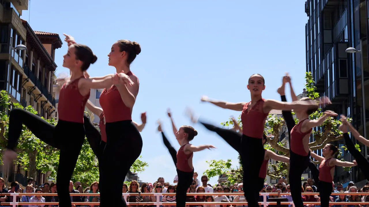 El alumnado de las escuelas que componen la Asociaci&oacute;n Haizea de Navarra realiza una serie de exhibiciones de distintos estilos y niveles para celebrar el D&iacute;a Internacional de la Danza. PABLO LASAOSA