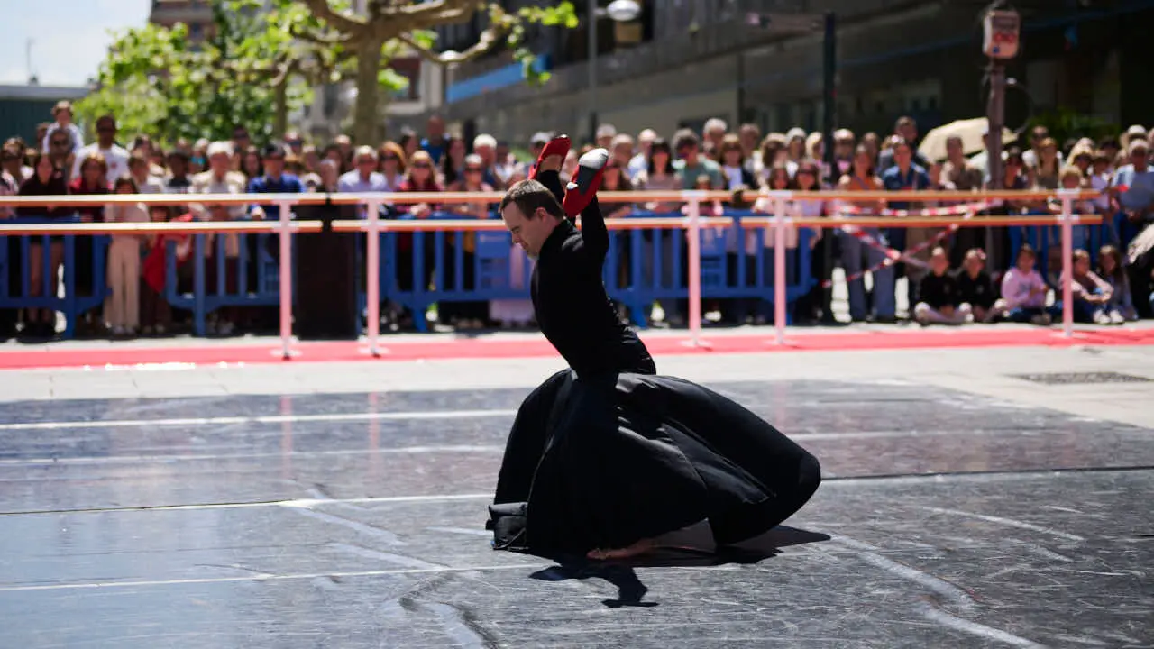 El alumnado de las escuelas que componen la Asociaci&oacute;n Haizea de Navarra realiza una serie de exhibiciones de distintos estilos y niveles para celebrar el D&iacute;a Internacional de la Danza. PABLO LASAOSA