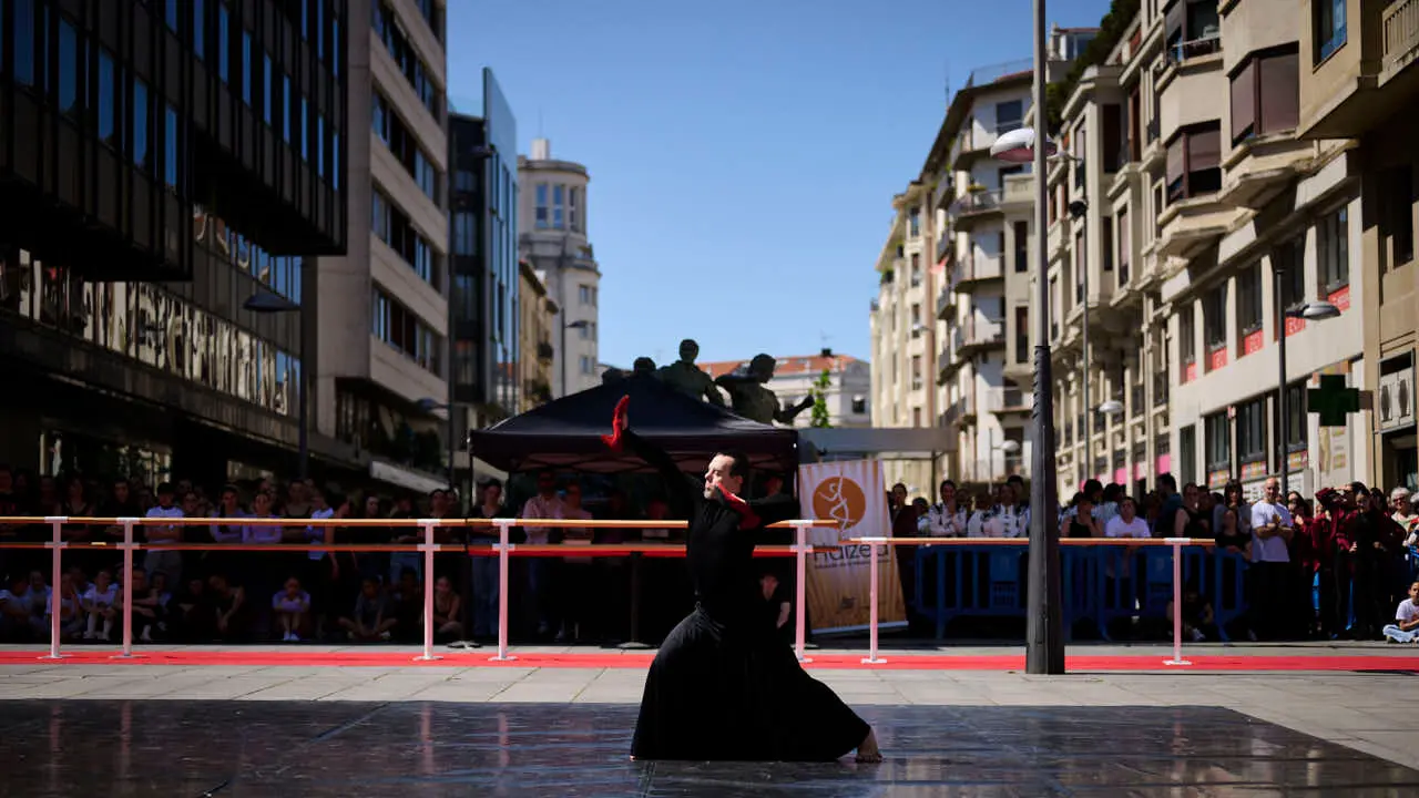 El alumnado de las escuelas que componen la Asociaci&oacute;n Haizea de Navarra realiza una serie de exhibiciones de distintos estilos y niveles para celebrar el D&iacute;a Internacional de la Danza. PABLO LASAOSA