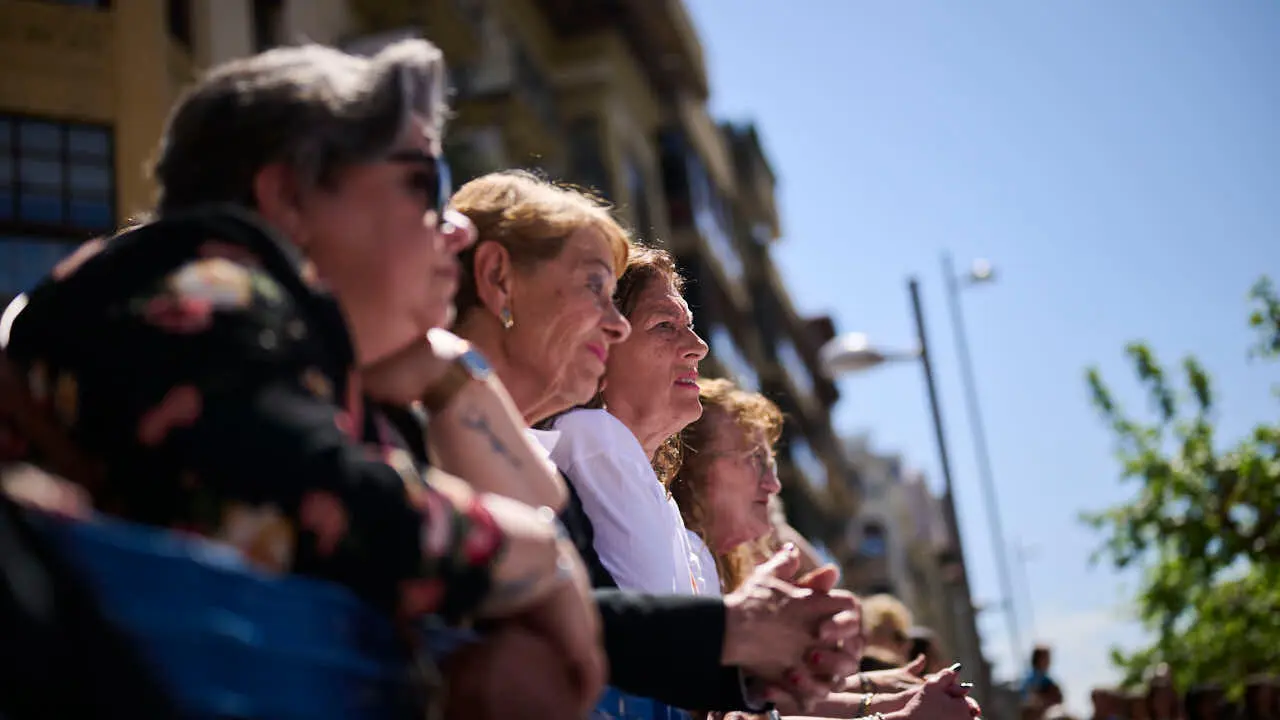 El alumnado de las escuelas que componen la Asociaci&oacute;n Haizea de Navarra realiza una serie de exhibiciones de distintos estilos y niveles para celebrar el D&iacute;a Internacional de la Danza. PABLO LASAOSA